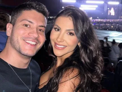 Arthur Aguiar e Jheny Santucci oficializam casamento em cerimônia no civil