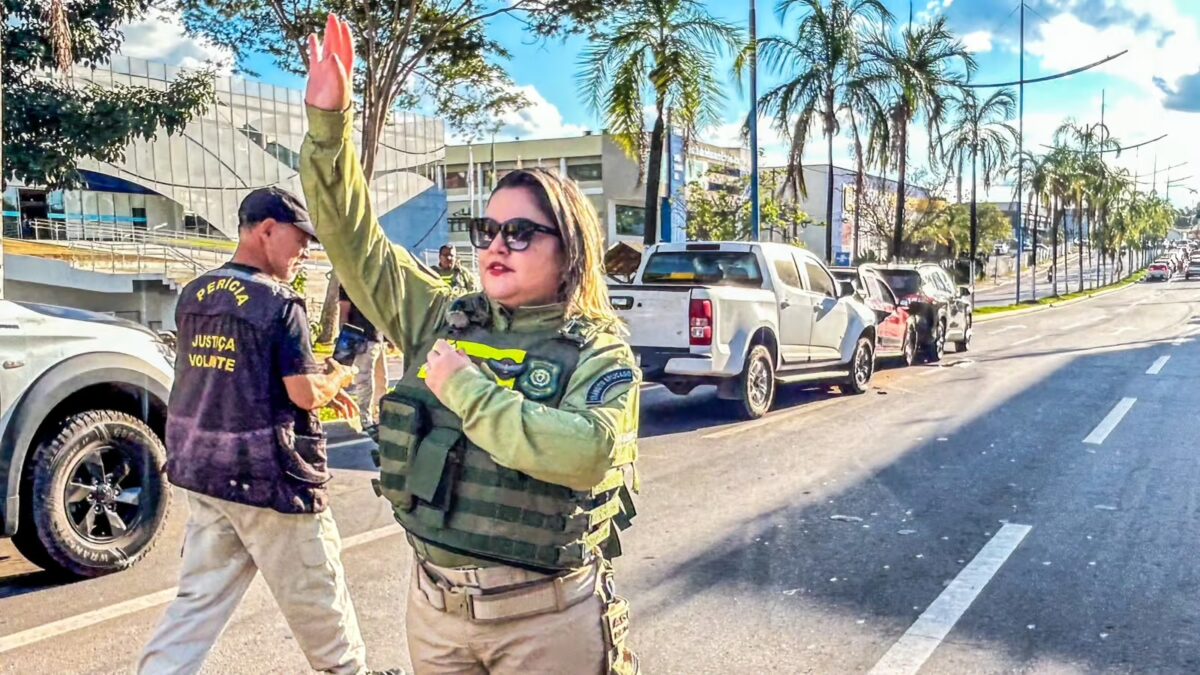 Acidente entre três carros causa congestionamento na Avenida Ceará