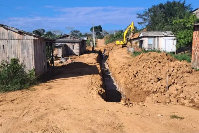 Prefeitura de Sena Madureira inicia pavimentação de rua no bairro Florentino.