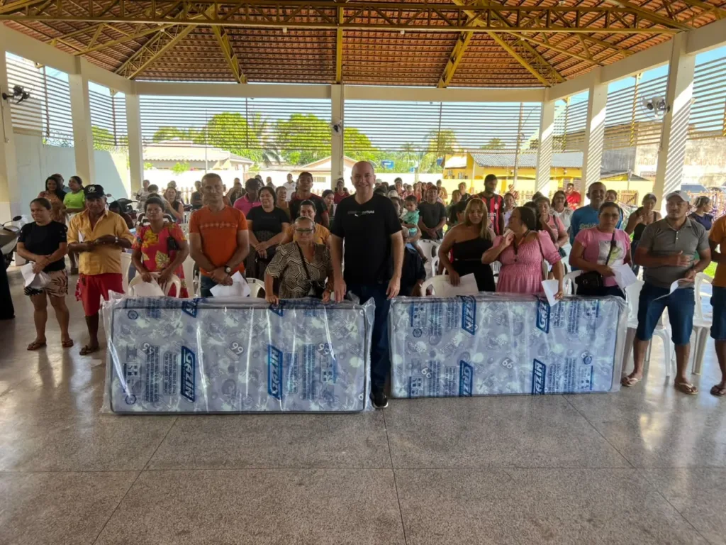 Prefeitura entrega colchões para famílias afetadas pela enchente em Sena Madureira.