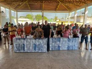 Prefeitura entrega colchões para famílias afetadas pela enchente em Sena Madureira.