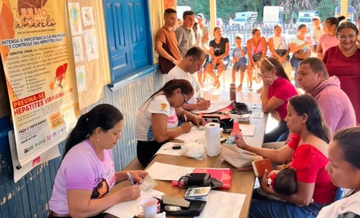 Equipe da Secretaria de Saúde atende moradores de ramais em Sena Madureira.