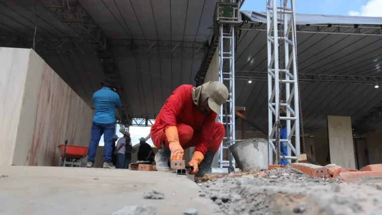 Trabalhadores finalizando a montagem dos estandes do Espaço Indústria para a Expoacre 2026.