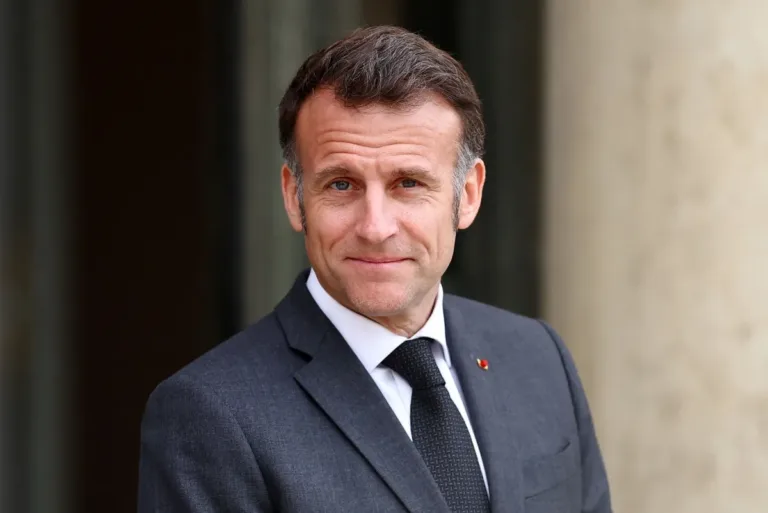 França aprova lei que proíbe redes sociais para menores de 15 anos.