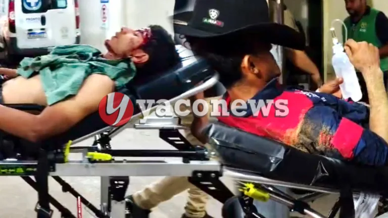 Dois montadores ficaram feridos na noite de quinta-feira, 23, durante a pré-seleção do rodeio Qualify, evento classificatório para a XIV Expo Bujari. A feira acontece entre os dias 24 e 26 de julho no Parque de Exposições do município do Bujari. O primeiro incidente aconteceu com o peão Félix Sampaio da Silva, 18, ele caiu durante a montaria e foi atingido na cabeça pelo touro. Ele sofreu dois cortes no supercílio esquerdo e teve lesões na boca e no queixo. O montador profissional Elissandro dos Santos Oliveira, 37 anos, se feriu ao deixar o brete para entrar na arena. A porteira abriu e voltou bruscamente, atingindo a perna esquerda dele antes do início da montaria. A suspeita inicial é de fratura no fêmur. Os dois foram socorridos por uma ambulância da Secretaria Municipal de Saúde do Bujari e encaminhados ao Pronto Socorro de Rio Branco. No hospital, Félix foi avaliado pelo Setor de Traumatologia e Elissandro pelo Setor de Ortopedia. O estado de saúde dos dois foi considerado estável. O secretário municipal de Saúde de Bujari, Francisco Abreu de Oliveira, acompanhou o atendimento das vítimas durante o deslocamento e na unidade hospitalar.