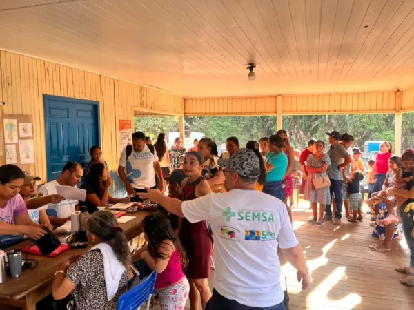Moradores do ramal Toco Preto recebem atendimento do programa Saúde Itinerante em Sena Madureira.