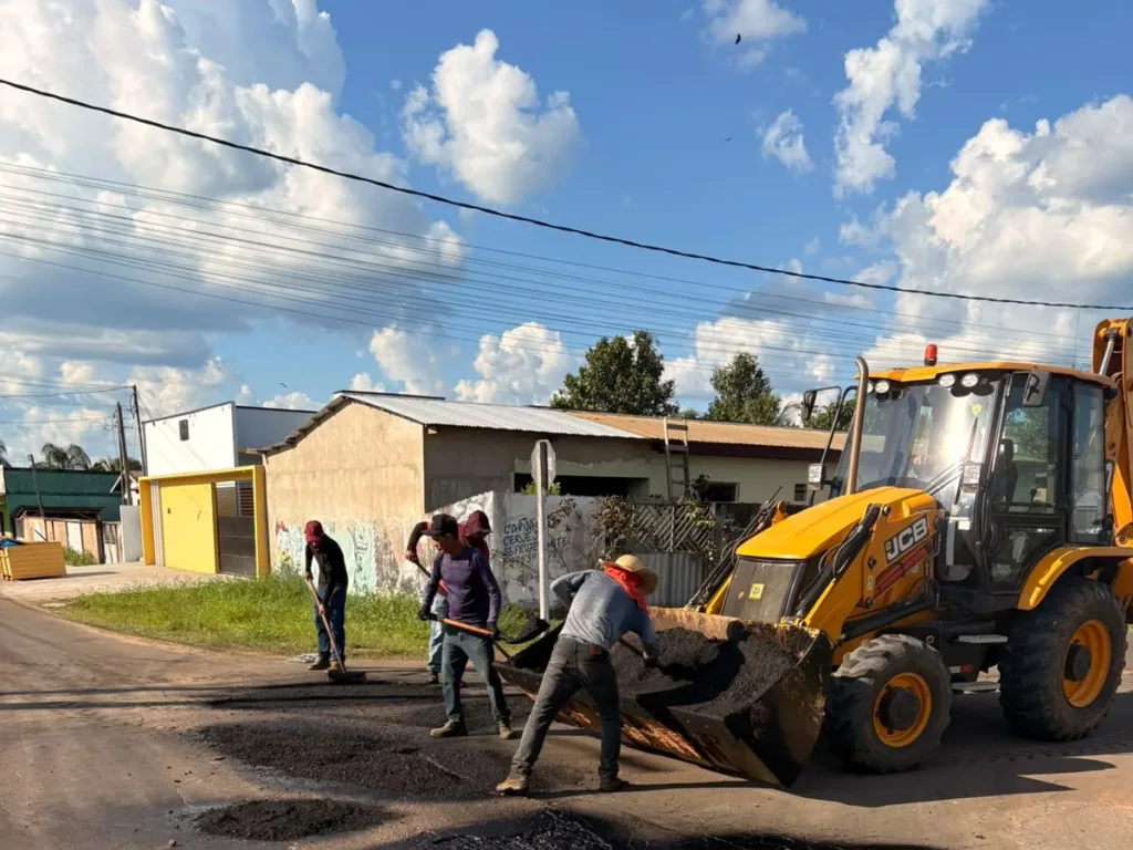 Prefeitura realiza operação tapa-buracos e recapeamento asfáltico no bairro do Bosque, em Sena Madureira.