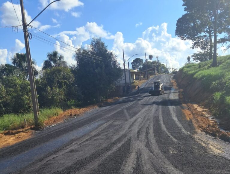 Obra de asfaltamento na Rua Francisca de Sousa, acesso ao Ifac em Sena Madureira.