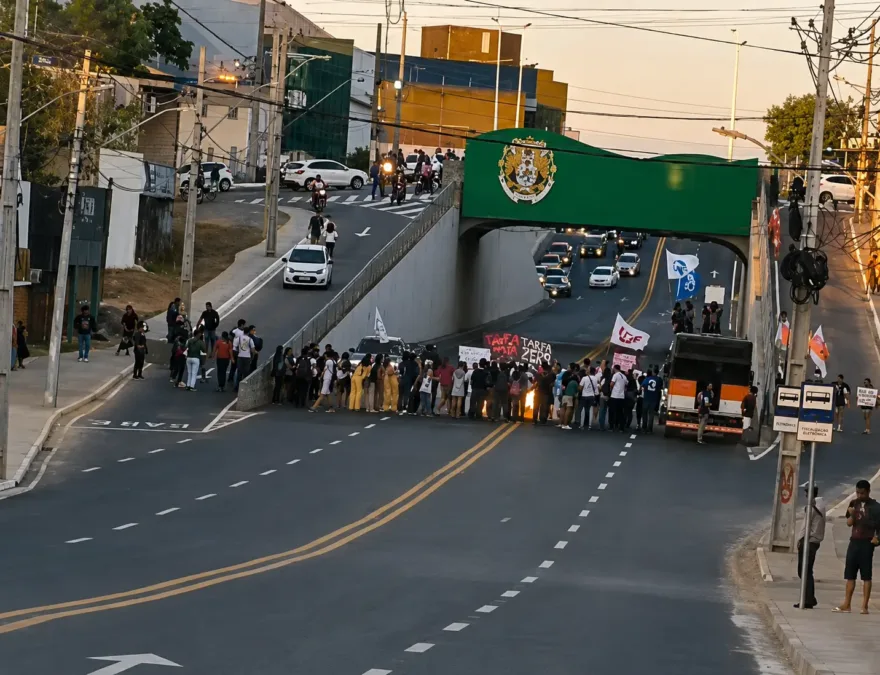 Estudantes bloqueiam Avenida Ceará, em Rio Branco, durante protesto por melhorias no transporte coletivo