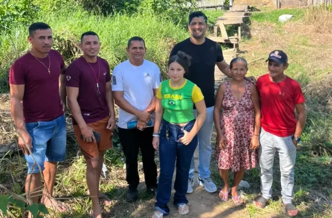 Vereador Real vistoria passarela da Travessa Celso Nazário em Sena Madureira.