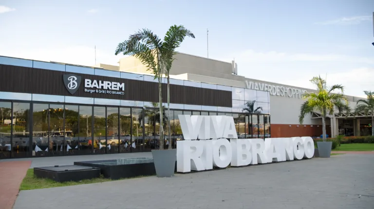 Exposição Mundo Jurássico é aberta ao público no Via Verde Shopping, em Rio Branco.