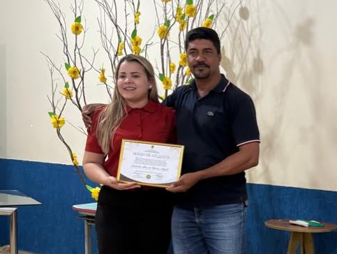 Vereador Obede entrega moção de aplausos a secretaria municipal de educação de Sena Madureira Andreska