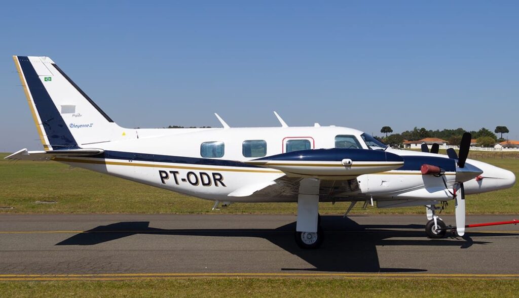 Avião de pequeno porte cai em área de mata em Navegantes