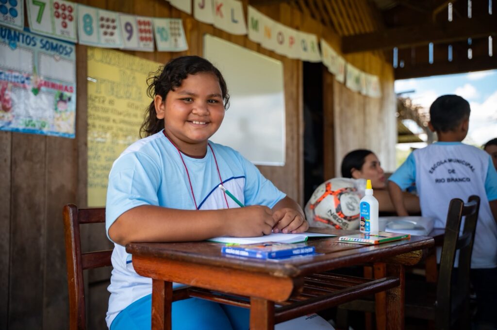“Meu sonho era estudar”: menina de 10 anos entra pela primeira vez em sala de aula na Reserva Chico Mendes, no Acre