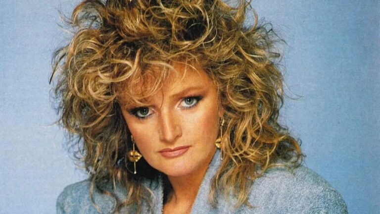 Bonnie Tyler durante apresentação anos antes de sua morte aos 75 anos em Portugal.