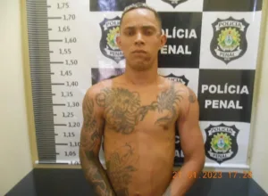 Foragido da Justiça é contido por policiais civis após tentar matar um agente durante escolta no Pronto-Socorro de Rio Branco.
