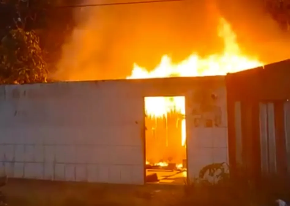 Casa de madeira é destruída por incêndio no bairro Aeroporto Velho, em Rio Branco