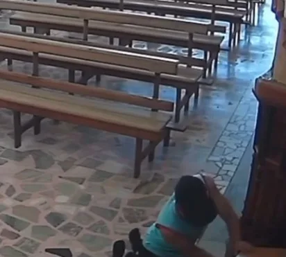 Homem é flagrado furtando dinheiro de cofre em igreja e revolta fiéis