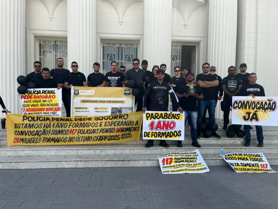 Aprovados da Polícia Penal protestam por nomeação em frente ao Palácio Rio Branco