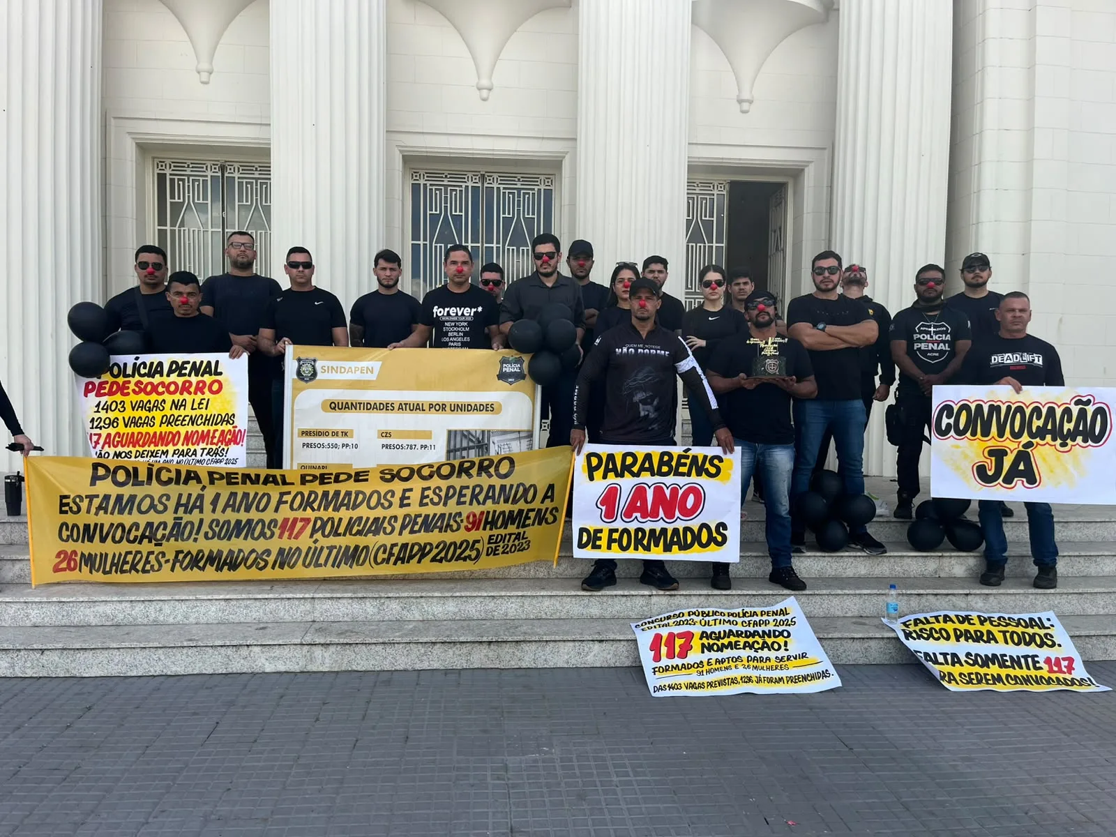 Aprovados da Polícia Penal protestam por nomeação em frente ao Palácio Rio Branco