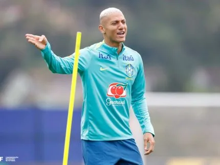 Richarlison faz doação de 60 mil reais para tratamento de catarata em bebê
