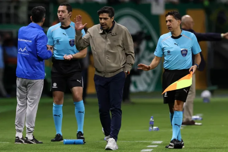 Abel defende arbitragem polêmica contra o Vitória: "Seguiu a regra"