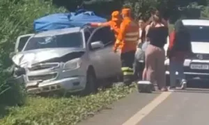 Motorista perde controle de carro no km 12 entre Manoel Urbano e Sena Madureira.
