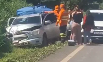 Motorista perde controle de carro no km 12 entre Manoel Urbano e Sena Madureira.