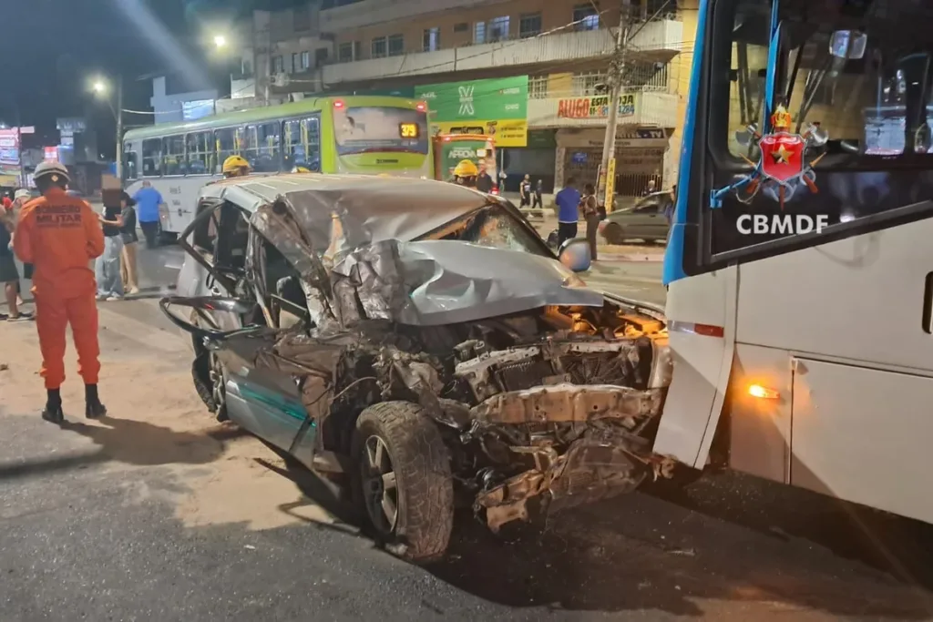 Acidente entre dois ônibus e um carro interdita avenida Hélio Prates