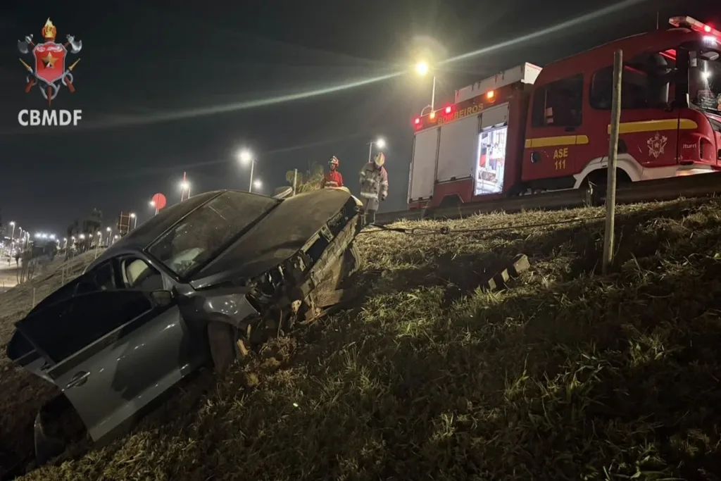 Acidente na EPTG deixa dois feridos após motorista perder controle