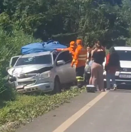 Motorista perde controle de carro no km 12 entre Manoel Urbano e Sena Madureira.
