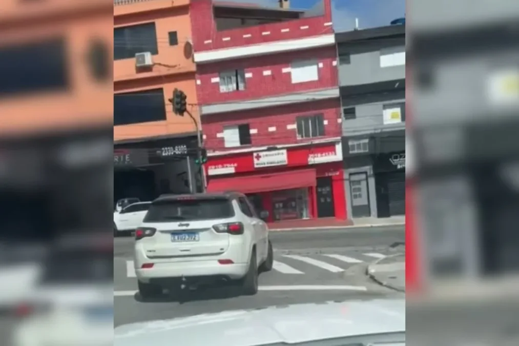 Adolescente é apreendido após gravar vídeo dirigindo carro furtado