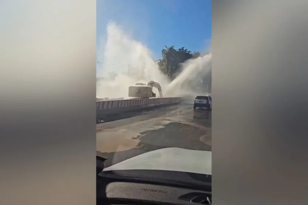 Adutora se rompe e causa vazamento na zona sul de São Paulo