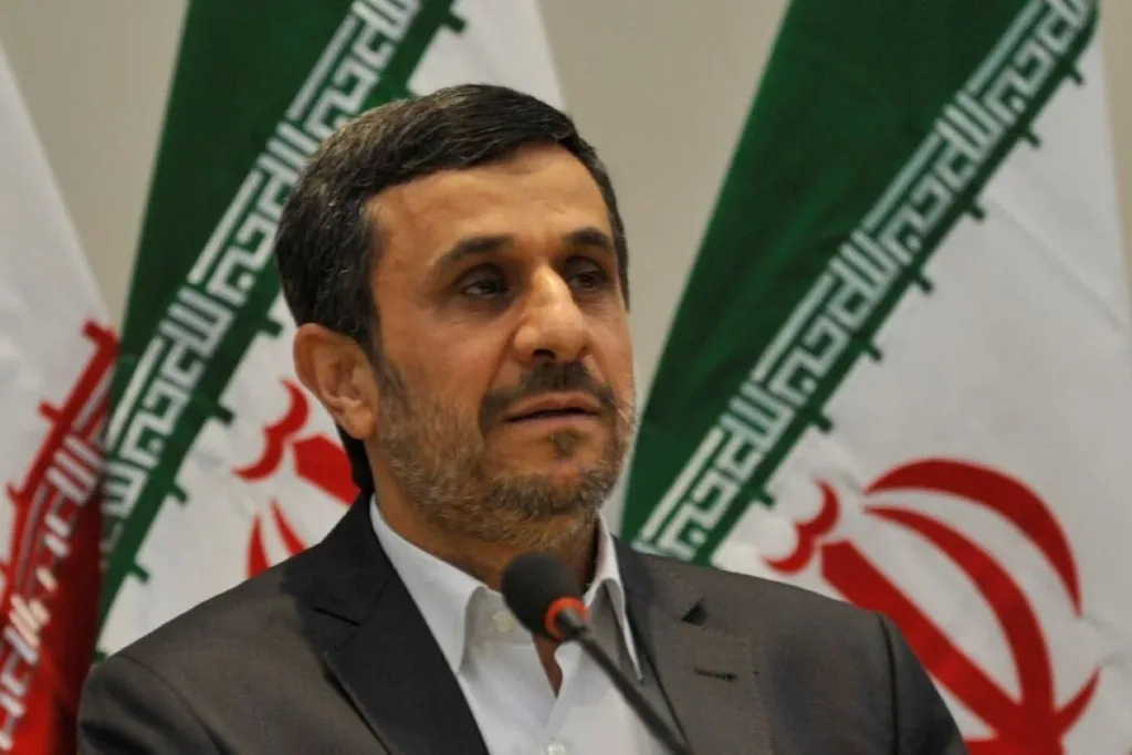 Ahmadinejad está em prisão domiciliar por suposto plano de Israel, diz NYT