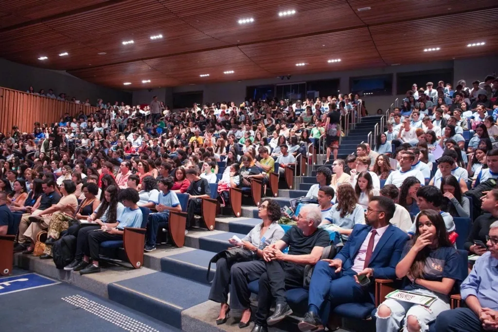 Alunos da rede pública do DF podem concorrer a bolsa para cursar Direito