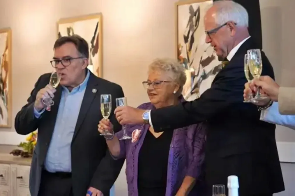 Amante de vinhos, idosa consegue mudar lei sobre álcool em asilos