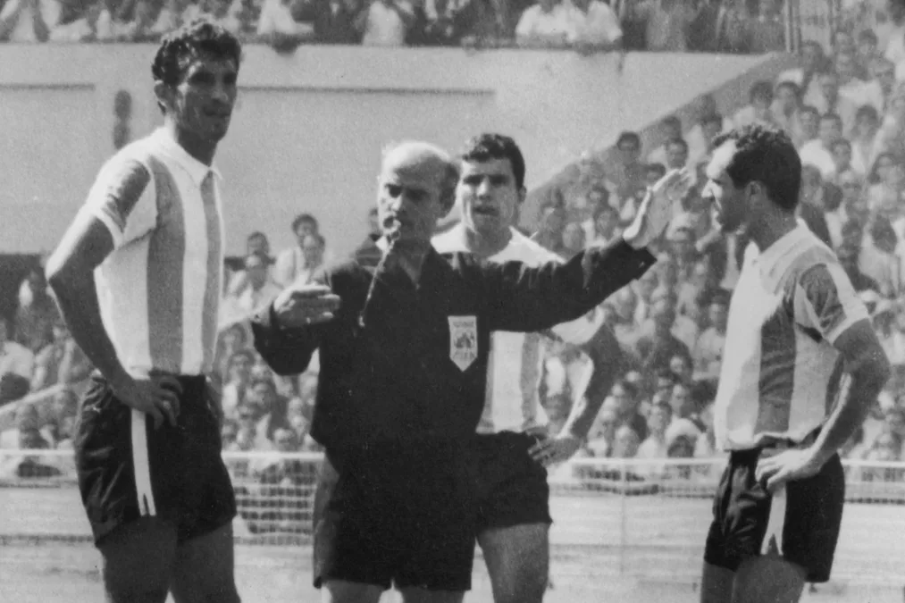 Antonio Rattín impulsionou a criação dos cartões no futebol: entenda