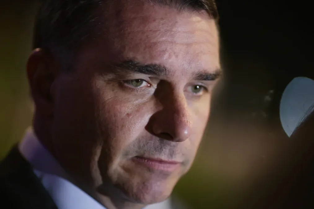 Após dispensar PF, Flávio cita ameaças e passa a usar colete à prova de balas