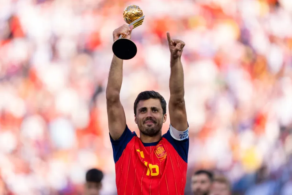 Após título na Copa, Rodri entra na lista de favoritos à Bola de Ouro
