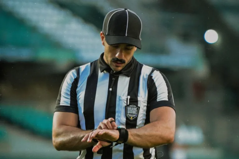 Árbitro agredido em jogo de futebol americano detalha episódio