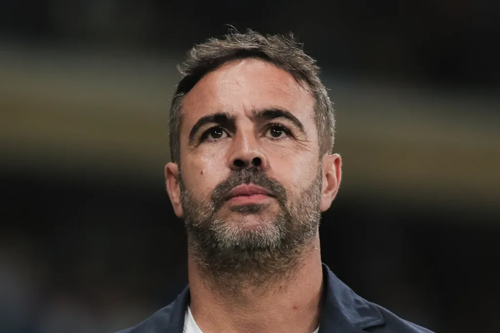 Artur Jorge aponta "eficácia" como diferencial em derrota do Cruzeiro