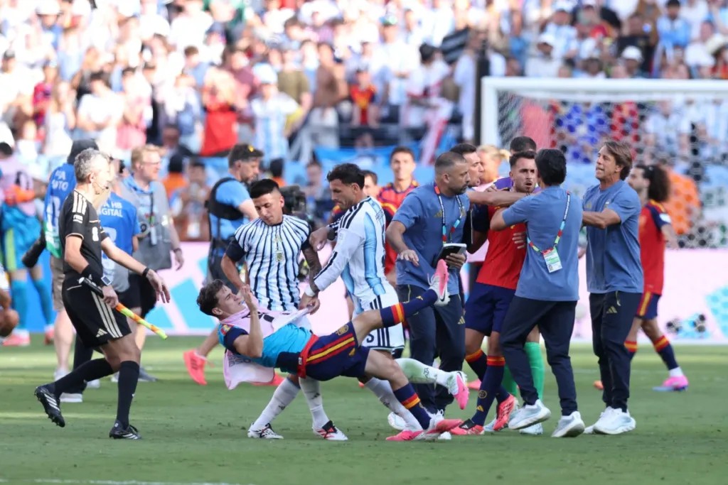 Atletas e comissão da Argentina agridem espanhóis após perderem final