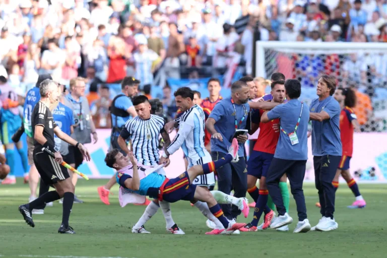 Atletas e comissão da Argentina agridem espanhóis após perderem final