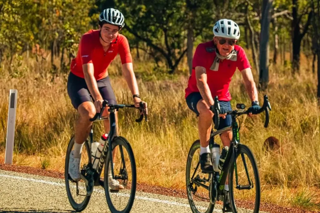 Avô de 82 anos e neto percorrem 5,2 mil km de bike por causa nobre