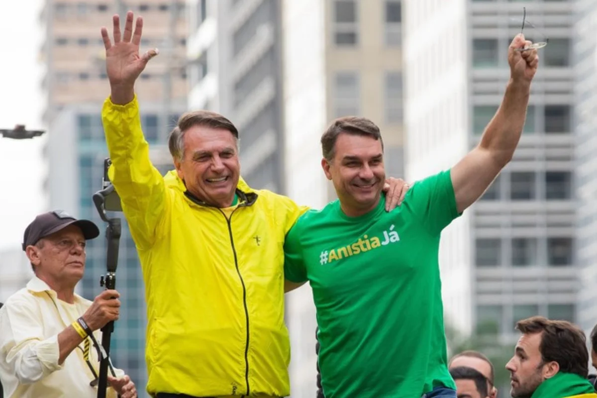 Bolsonaro se esquiva de Moraes, mas deixa Flávio pendurado