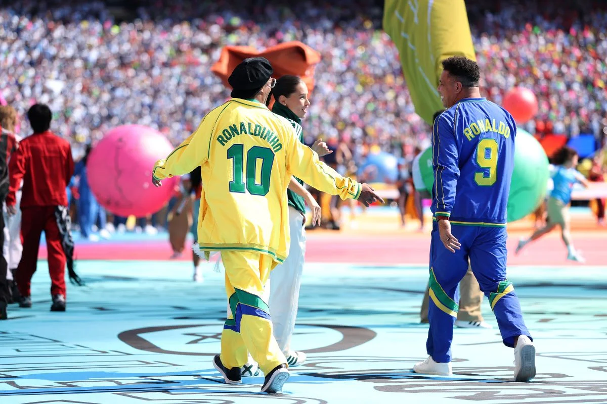Brasileiros assinam roupas de Ronaldinho e Fenômeno na final da Copa
