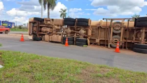 Carreta carregada de barro tombada nas proximidades da Arena da Floresta, em Rio Branco.