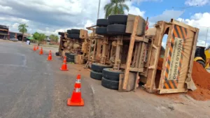 Carreta carregada de barro tombada nas proximidades da Arena da Floresta, em Rio Branco.