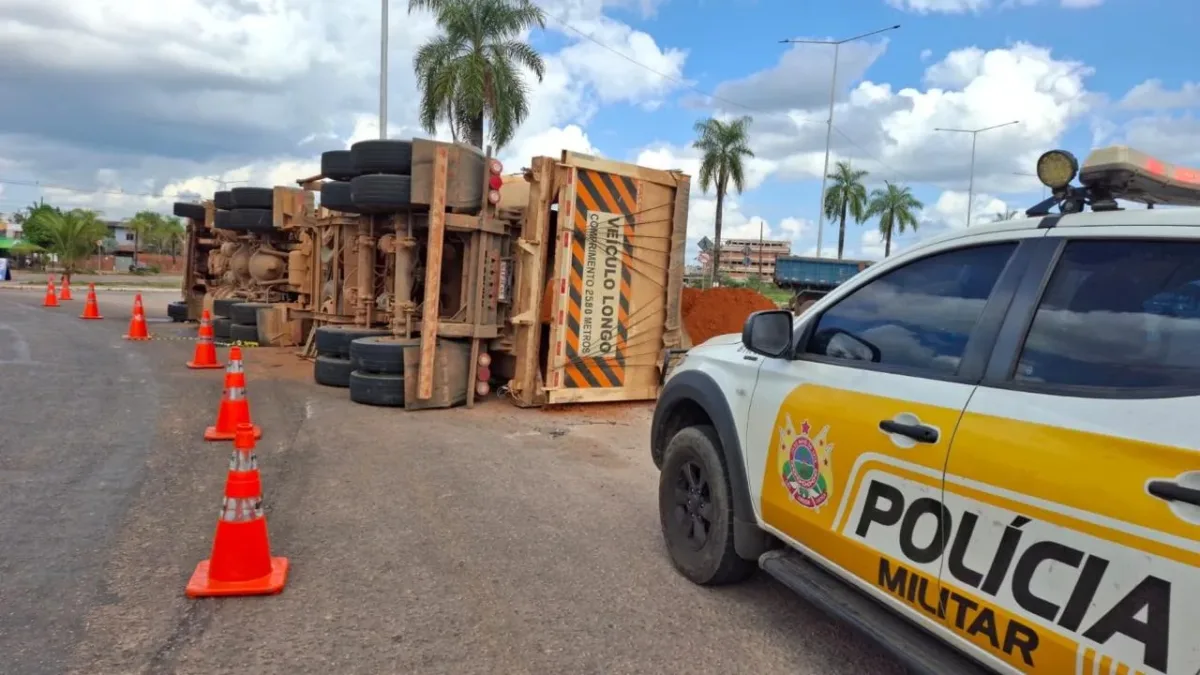 Carreta carregada de barro tomba próximo à Arena da Floresta em Rio Branco