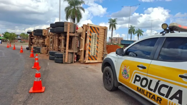Carreta carregada de barro tombada nas proximidades da Arena da Floresta, em Rio Branco.